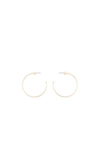 Tunna guldörhängen med hexagonala muttrar nära spännet, uppvisade mot en vit bakgrund.