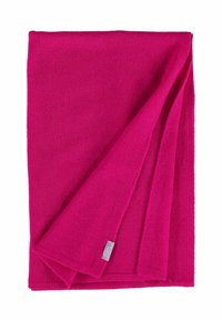 Sciarpa a maglia rosa con una texture liscia, piegata ordinatamente, con un piccolo etichetta nell'angolo. Colore uniforme senza motivi.