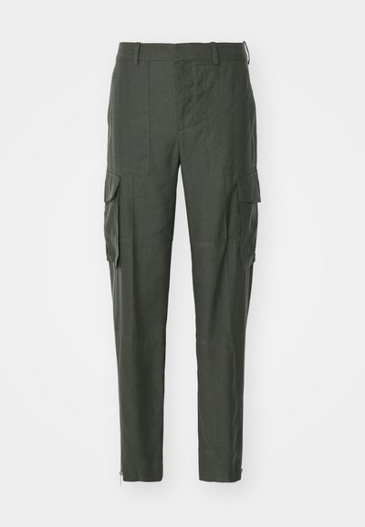 Cargo broeken van donkergroene stof, met meerdere zijzakken, een rechte snit en een rits bij de enkel voor een aanpasbare pasvorm.