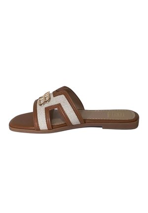 Sandalo tipo slide marrone e beige con punta aperta, design traforato sulla fascia e suola piatta su sfondo bianco.