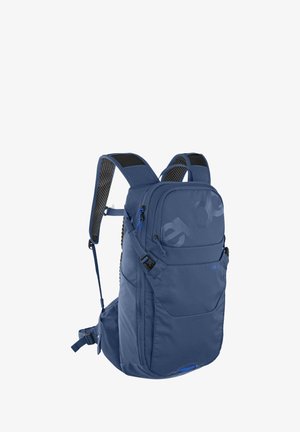 Blauer Rucksack mit texturierter Oberfläche, gepolsterten Schultergurten und Netzelementen. Verfügt über eine Reißverschlusstasche vorne und seitliche Schnallen.