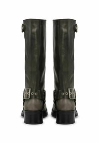 Magas, zöld bőr csizmák sima textúrával, ezüst csatokkal és pántokkal, kerek orral és vastag fekete sarkakkal.