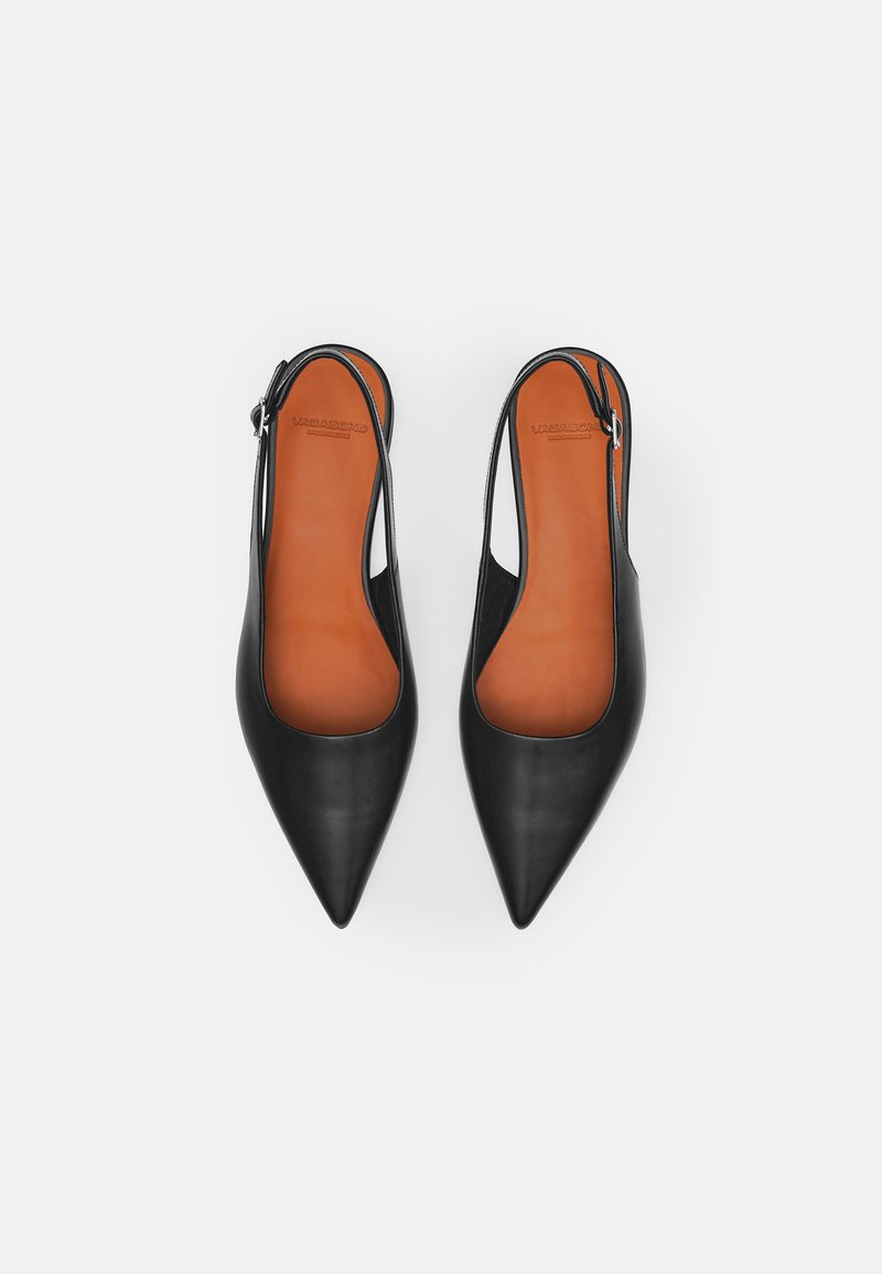 Scarpe slingback in pelle nera con design a punta e lato aperto. Presentano un interno color tan e un accessorio con fibbia metallica.