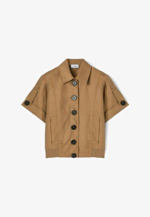 Krótka kurtka na guziki w kolorze jasnobrązowym, z dużymi czarnymi guzikami, dwoma przednimi kieszeniami i szpiczastym kołnierzem.