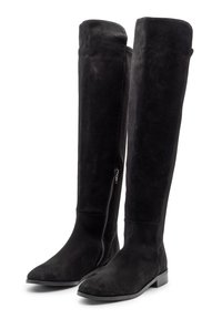 Stivali neri in suede fino al ginocchio con zip laterale, punte appuntite e suola piatta, caratterizzati da una texture liscia e un design minimalista.