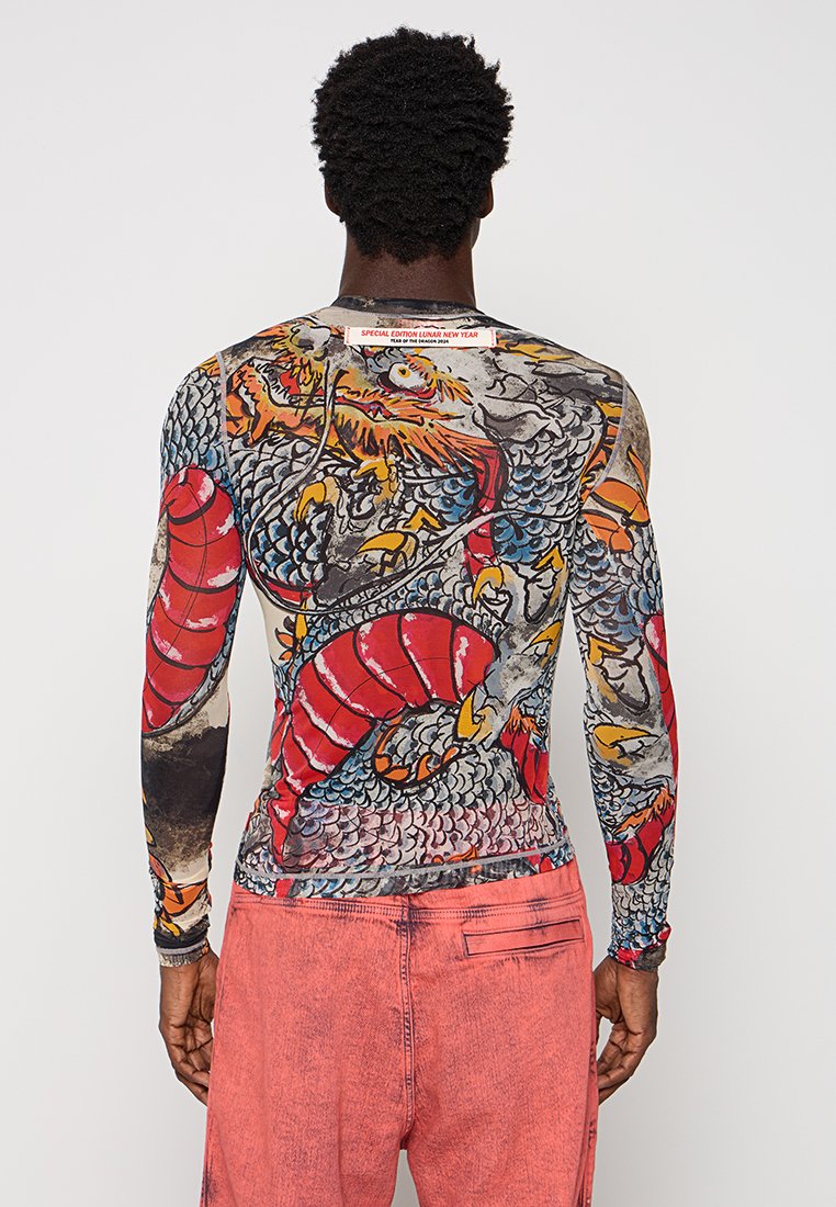 Langärmliges Hemd mit einem bunten Grafikmotiv von einem Lobster und Fisch auf strukturiertem Hintergrund, mit Rundhalsausschnitt und einem Etikett auf der Rückseite.