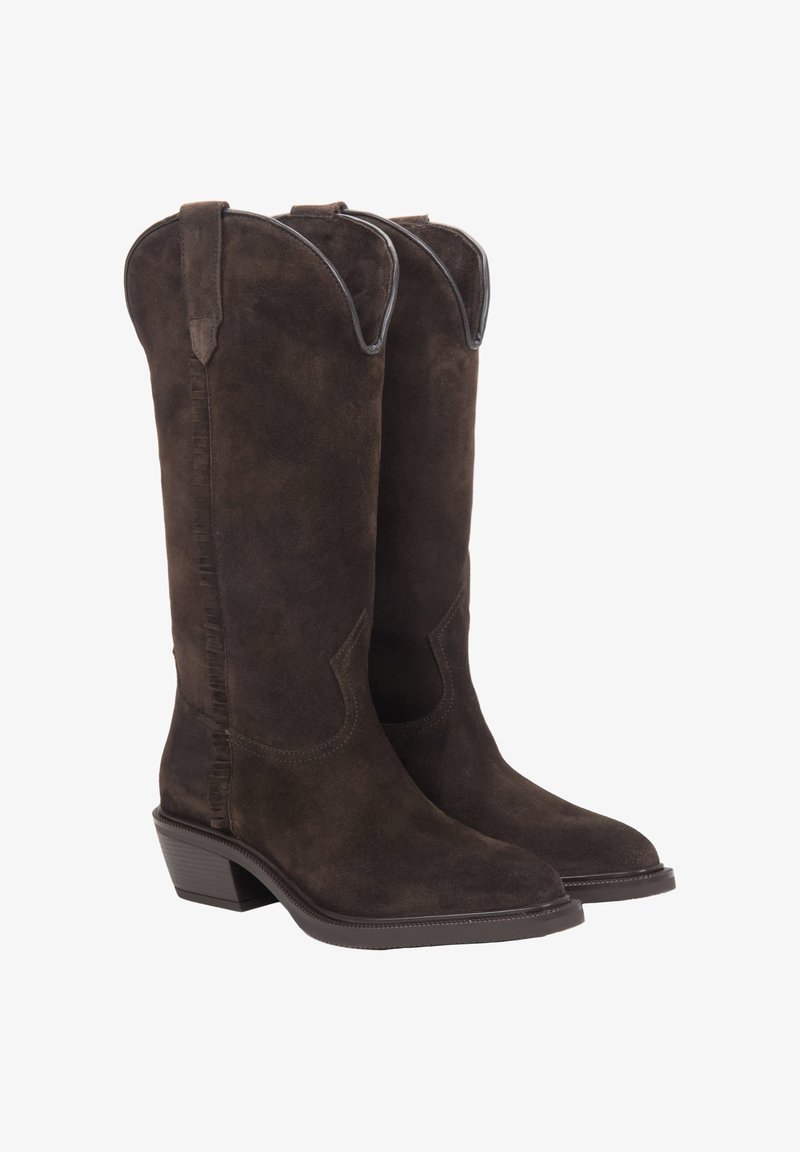 Brązowe zamszowe kowbojskie buty z wysoką cholewką, zakrzywioną górną krawędzią i zdobioną panelą z boku; kwadratowy nosek i niski blokowy obcas.