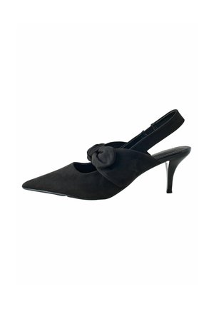 Musta mokkanahkainen slingback-kenkä, jossa on teräväkärkinen muotoilu, etuosassa kangaspainotus ja hoikka korkea kantapää.