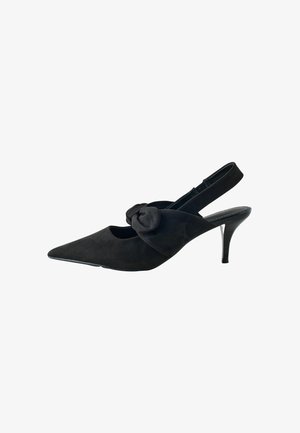 Scarpa slingback in suede nero con punta affusolata, caratterizzata da un dettaglio in tessuto a fiocco davanti e un tacco alto e sottile.