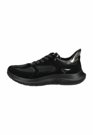 Zapatillas deportivas negras que presentan una combinación de materiales de ante y malla, con acentos texturizados y una suela de goma curvada para mayor soporte.