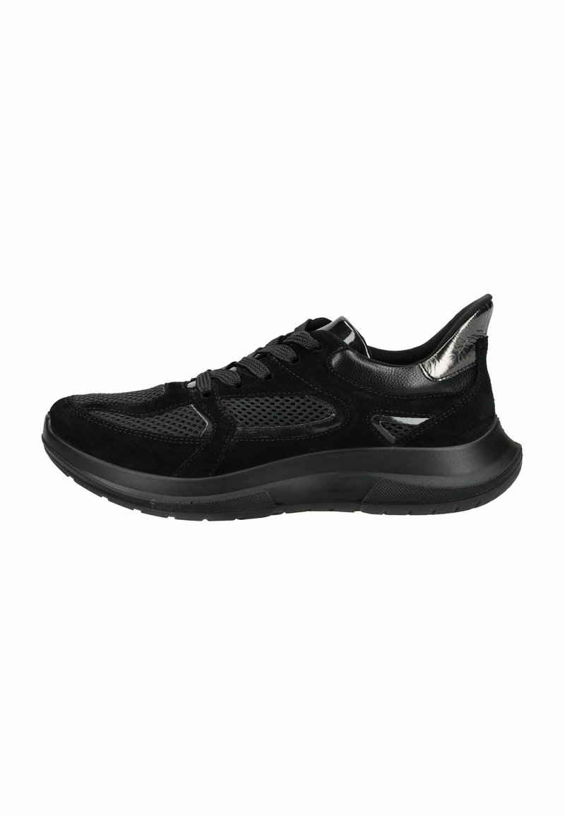 Scarpe da ginnastica nere realizzate con una combinazione di materiali in suede e mesh, con accenti testurizzati e una suola in gomma curvata per offrire supporto.