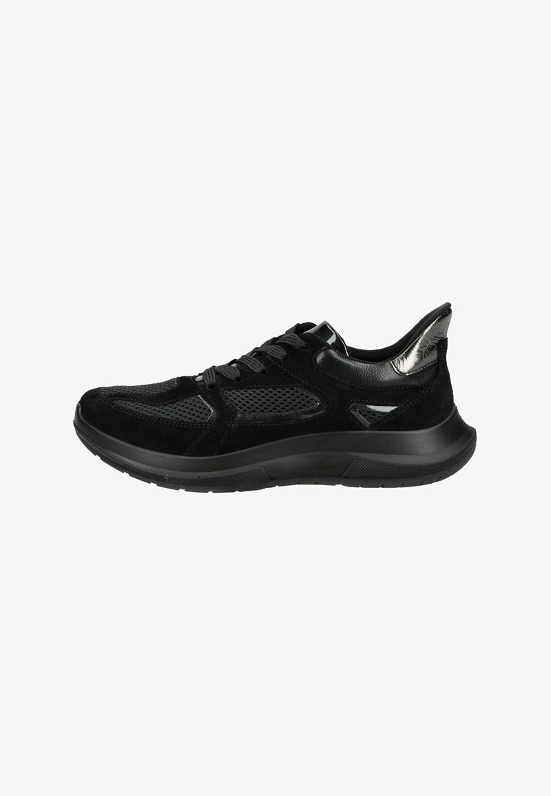 Scarpe da ginnastica nere realizzate con una combinazione di materiali in suede e mesh, con accenti testurizzati e una suola in gomma curvata per offrire supporto.