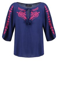 Marineblauwe blouse met driekwart mouwen, voorzien van heldere roze bloemenborduursels op de borst en mouwen en een franjeriem aan de halslijn.