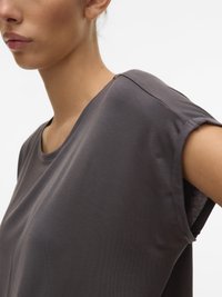 Grå, kortærmet t-shirt lavet af blødt stof med en let afslappet pasform. Har en rund halsudskæring og en glat tekstur uden synlige mønstre.