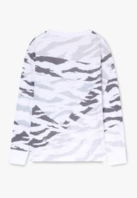 T-shirt z długim rękawem w biało-szary wzór w paski tygrysie, wykonany z miękkiego materiału, z okrągłym dekoltem i kontrastowymi mankietami.