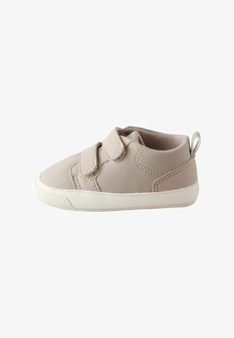 Chaussure en suède beige pour enfants avec deux bandes Velcro, un bout rond et une semelle en caoutchouc blanc. Possède une petite languette au talon pour un enfilage facile.