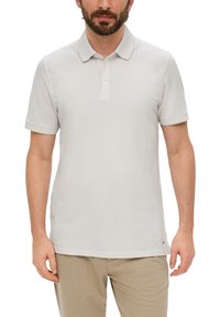Helles graues Polohemd, kurze Ärmel, Knopfleiste mit drei Knöpfen, weicher Baumwollstoff, flach gestrickter Kragen und dezentes Markenlogo über dem Saum.