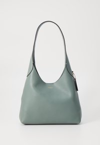 Borsa a tracolla in pelle verde con una texture liscia, una silhouette arrotondata e una singola tracolla. Caratterizzata da un logo dorato e dettagli con zip.