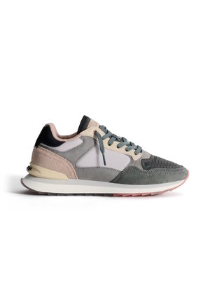 Zapatillas con un upper de materiales mixtos en gris, rosa y negro, que presentan paneles texturizados, una suela acolchada y cordones en contraste.