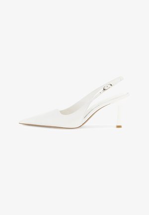 Hvid læder peep-toe slingback hæl med justerbar guldbøjle og mellemhøj stilethæl på hvid baggrund.