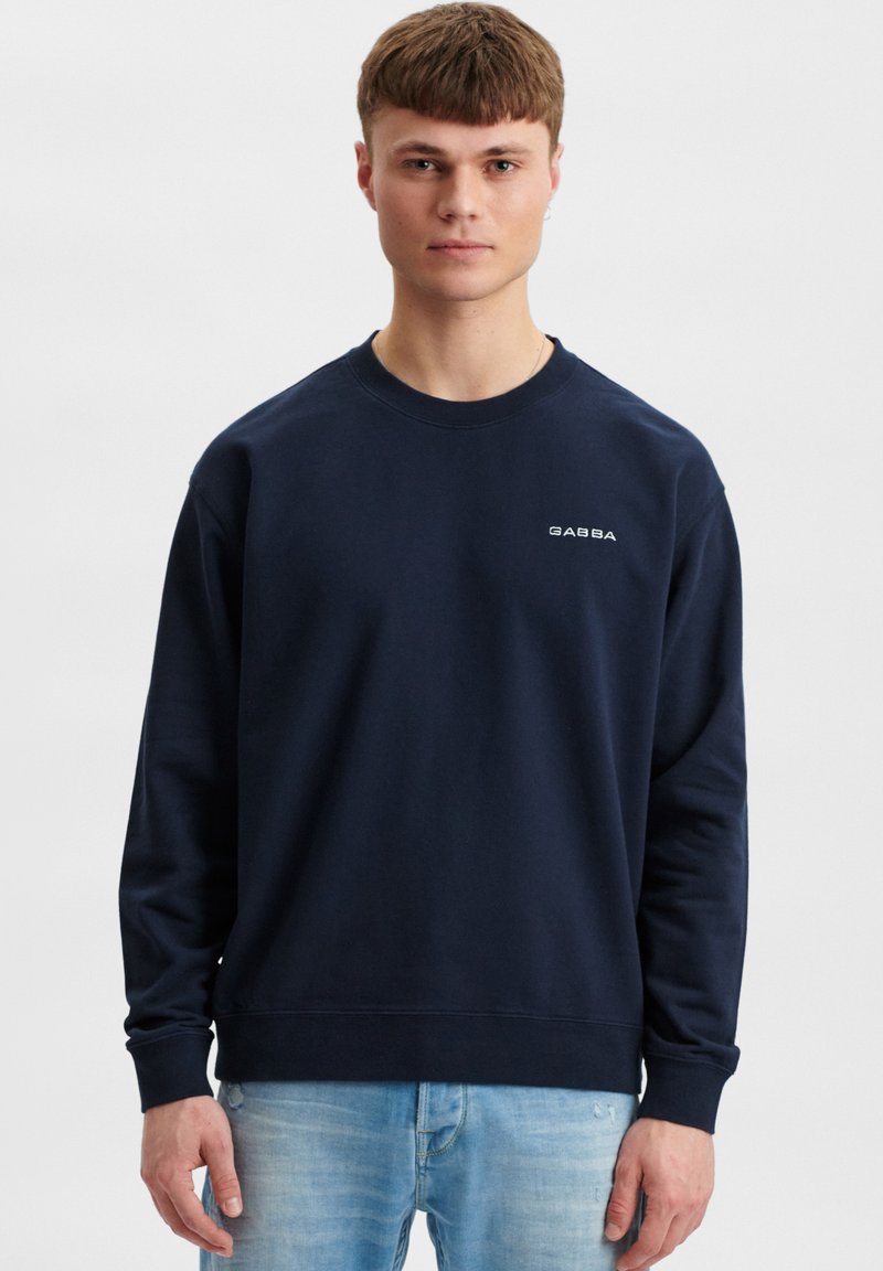 Navyblauwe sweatshirt van zachte katoen, met een ronde hals, lange mouwen en een klein "GABBA"-logo op de borst. Klassieke pasvorm.
