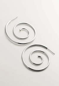 Pendientes de plata en espiral con un acabado suave y pulido y un diseño fluido y torsionado, con una forma de espiral prominente y una textura elegante.
