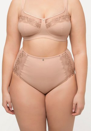 Soutien-gorge beige et culotte taille haute, avec broderie en dentelle sur les côtés, tissu lisse et détail de quincaillerie décoratif au centre.