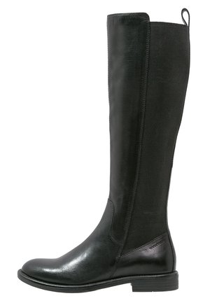 Bota de cuero negro hasta la rodilla con panel lateral elástico y asa, tacón bajo apilado, puntera redondeada y acabado suave.