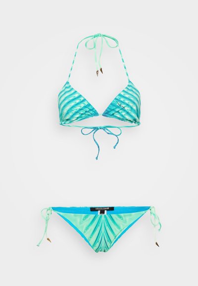 Bikini-setti sinisellä ja akvamariinilla aallomaisella kuviolla. Yläosa on säädettävillä soljilla; alaosassa on sivusoljet ja logo-tunnus. Sileä pinta.