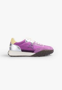 Sneaker violet et argent avec une semelle en caoutchouc texturée, tige en daim et synthétique, fermeture à lacets et motif de skull sur le côté.