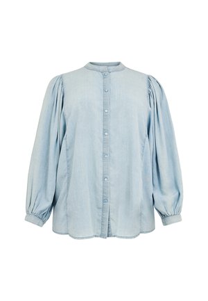 Lyseblå denimbluse med fulde puffede lange ærmer, knappet foran og rund halsudskæring uden krave.