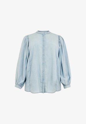 Blouse en denim bleu clair avec manches longues bouffantes complètes, boutonnée sur le devant, et encolure ronde sans col.