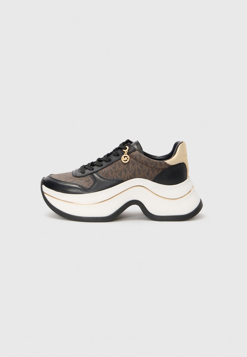 Chunky sneaker met bruin gemusterd stof, zwarte leren accenten, gouden details en een geëxageerde witte zool met zwarte rand.