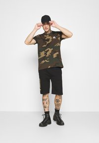 Alpha Industries SMALL LOGO - T-shirt estampada - mottley green