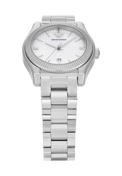 Zilveren roestvrijstalen horloge met een gestructureerde bezel, witte wijzerplaat en zilveren uurmarkeringen. Beschikt over een datumvenster op 6 uur en een metalen band.