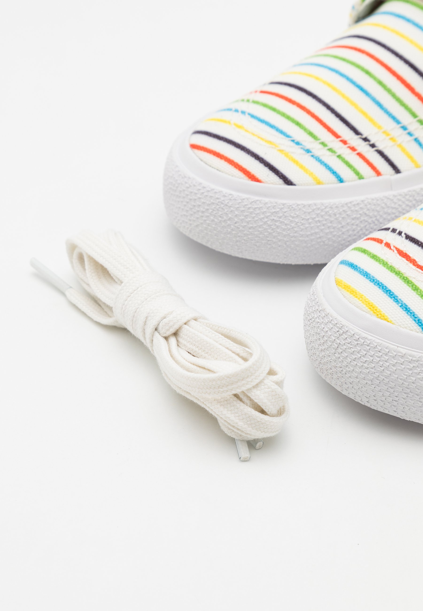 Nike SB ZOOM JANOSKI UNISEX - Sportbačiai - sail/white/beveik balta -  Zalando.lt