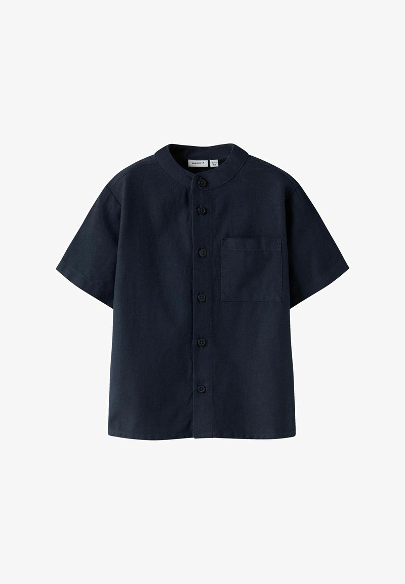 Mėlynai juodas trumpomis rankovėmis marškinėliai, pagaminti iš medvilnės, su apvaliu apykakle, priekiniais mygtukais ir kairiuoju krūtinės kišeniu. Lygus paviršius, paprastas dizainas.