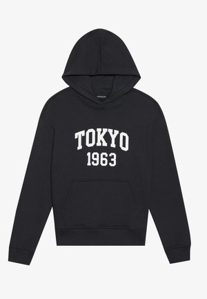 Svart hettegenser med hvit "TOKYO 1963" tekst, frontlomme i kenguru-stil og justerbar hette. Mykt stoff med ribbestrikkede mansjetter og nederkant.