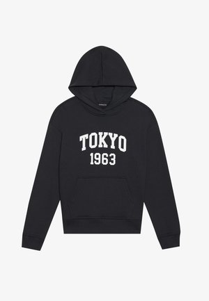 Svart hettegenser med hvit "TOKYO 1963" tekst, frontlomme i kenguru-stil og justerbar hette. Mykt stoff med ribbestrikkede mansjetter og nederkant.