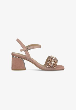 Sandalo in suede color rosa con punta quadrata, cinturino decorato con pietre trasparenti e color rosa, e tacco blocco basso con dettagli metallici.