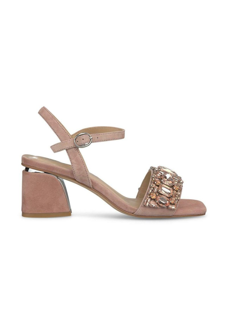 Sandalo in suede color rosa con punta quadrata, cinturino decorato con pietre trasparenti e color rosa, e tacco blocco basso con dettagli metallici.