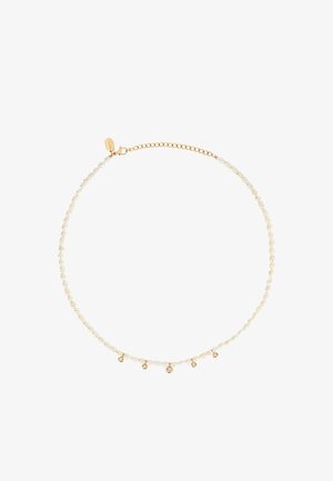 Gouden ketting met witte parels, ovale kralen en kleine heldere kristallen accenten. Fijn ontwerp met een sluiting en een verlengkettinkje.