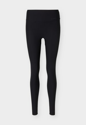 Černé žebrované legíny s vysokým pasem a plnou délkou, s širokým pasem, zobrazené na jednobarevném světle šedém pozadí.