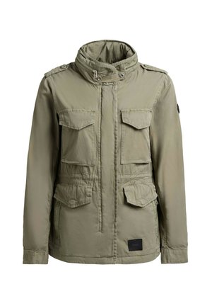 Svetloolivovo zelená voľnočasová bunda s vysokým golierom, štyrmi prednými vreckami s klopou, zapínaním na zips a patentné gombíky a malou čiernou nášivkou pri spodnom okraji.