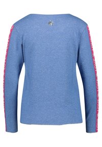 Blå långärmad skjorta med vid halsringning, med rosa "LOVE"-text längs ärmarna och en liten stjärna som accent vid ryggen.