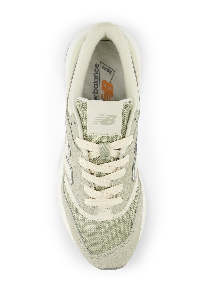 Sneaker New Balance 997 in grigio chiaro e beige con tomaia in mesh e suede, lacci crema e logo sulla linguetta e sulla soletta, vista dall'alto.