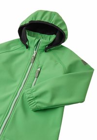 Veste softshell verte dotée d'une capuche, d'une doublure noire, d'une fermeture éclair sur le devant, de poignets élastiques et de coutures détaillées. Texture lisse avec un design sportif.