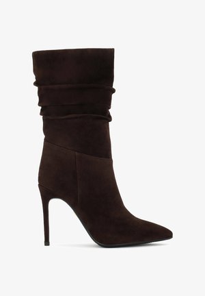 Stivaletto alla caviglia in suede marrone con parte superiore morbida, punta affusolata e alto tacco a stiletto. Presenta una superficie testurizzata e una silhouette fluida.