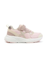 Zapatilla deportiva rosa con materiales de cuero y malla, presenta una correa de Velcro, acentos en contraste y una cómoda suela blanca.