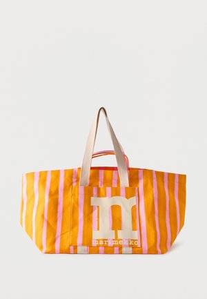 Stor orange tote-taske med lodrette pink striber, beige håndtag og frontlomme med en stor beige "m" og teksten "marimekko".